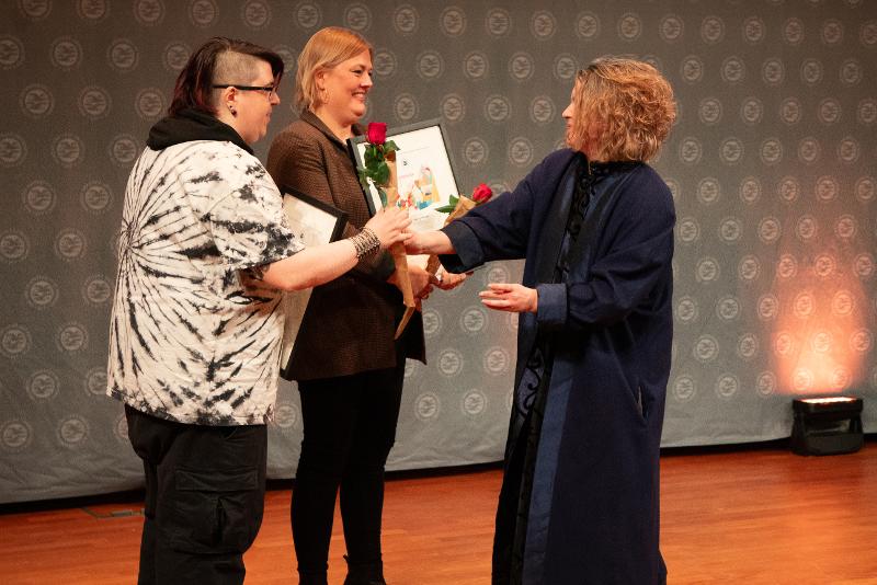 Opp og nettopp-05972.jpg Tre kvinner i en prisoverrekkelse